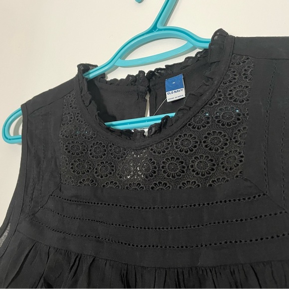 Lightweight Sleeveless Embroidered Blouse - Picture 5 of 5